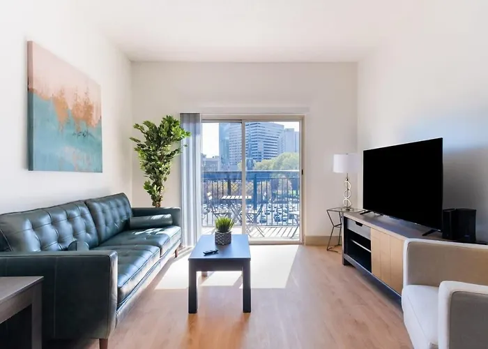 3Br Modern Downtown Apartment With Gym & Office