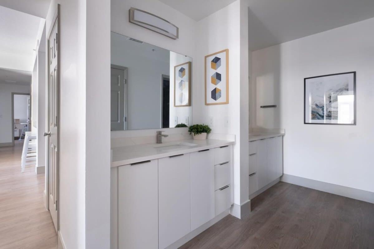 3br Modern Downtown With Gym & Office Apartment *