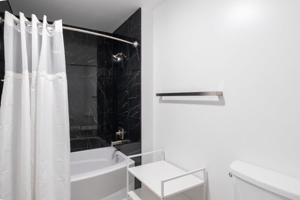 3br Modern Downtown With Gym & Office Apartment