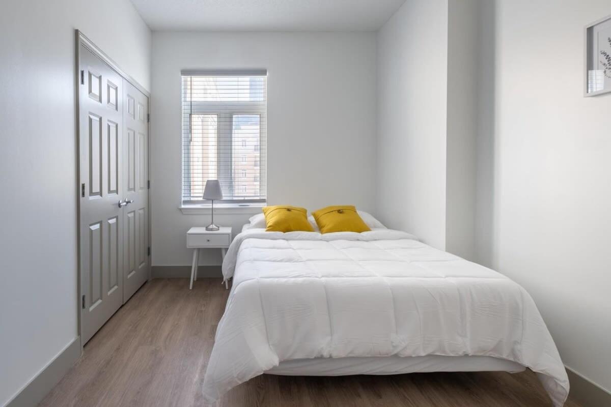 3br Modern Downtown With Gym & Office Apartment